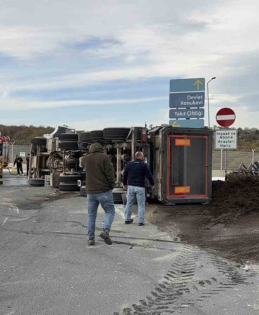 İstanbul Havalimanı’nda gübre yüklü kamyon devrildi