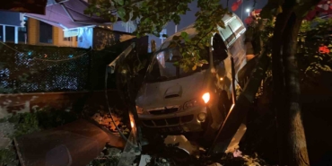 Virajı alamayan iki araç çarpıştı, panelvan evin bahçesine girdi: 1 yaralı