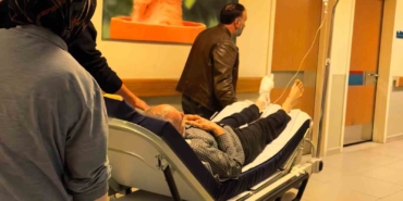 Odun kesmek isterken, ayağını kesti