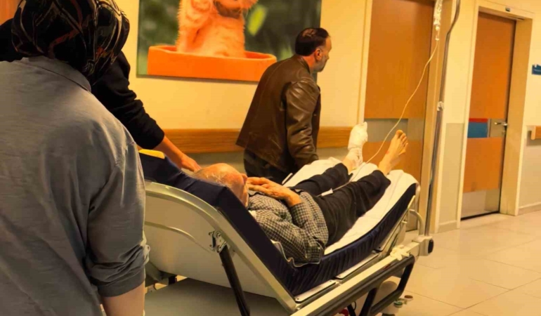 Odun kesmek isterken, ayağını kesti