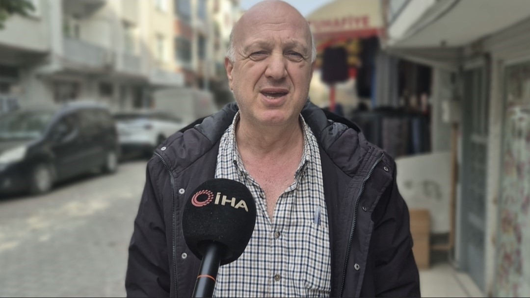 Sultangazi’de yıkım esnasında bitişikteki binanın duvarı yıkıldı