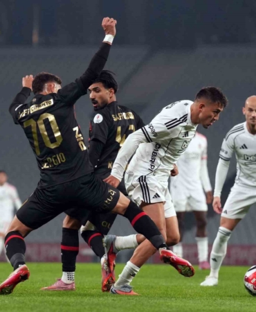 Trendyol Süper Lig: Fatih Karagümrük: 0 - Beşiktaş: 1 (İlk yarı)