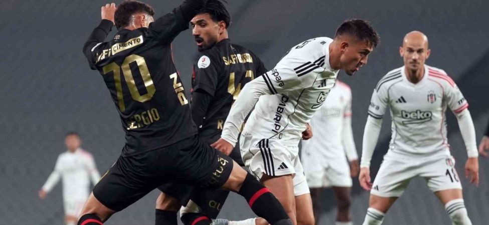 Trendyol Süper Lig: Fatih Karagümrük: 0 - Beşiktaş: 1 (İlk yarı)