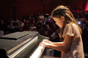 Küçük piyanistler hünerlerini sergiledi