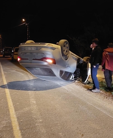 Yola dökülen kuma çarpan otomobil takla attı