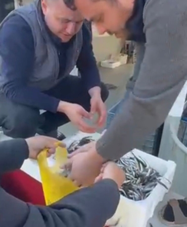 Kasasını 200 liraya alıp, tezgahta kilosunu 200 liraya satan esnaf, balıkçılar tarafından protesto edildi