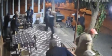 Depreme kahvehanede yakalanan vatandaşların panik hali kamerada