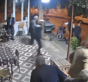 Depreme kahvehanede yakalanan vatandaşların panik hali kamerada