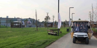 Cumhurbaşkanı Erdoğan, Atatürk Havalimanı Millet Bahçesi’nde esnafı ziyaret etti