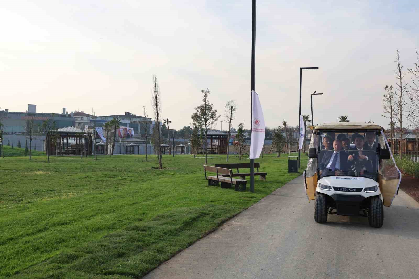 Cumhurbaşkanı Erdoğan, Atatürk Havalimanı Millet Bahçesi’nde esnafı ziyaret etti