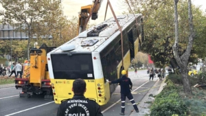 Beşiktaş’ta İETT şoförünün hayatını kaybettiği kazada otobüs olay yerinden kaldırıldı