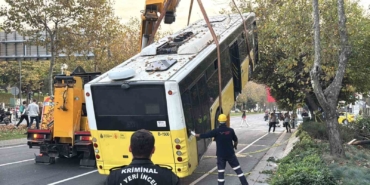 Beşiktaş’ta İETT şoförünün hayatını kaybettiği kazada otobüs olay yerinden kaldırıldı