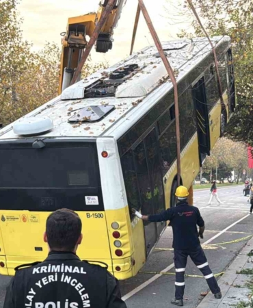 Beşiktaş’ta İETT şoförünün hayatını kaybettiği kazada otobüs olay yerinden kaldırıldı