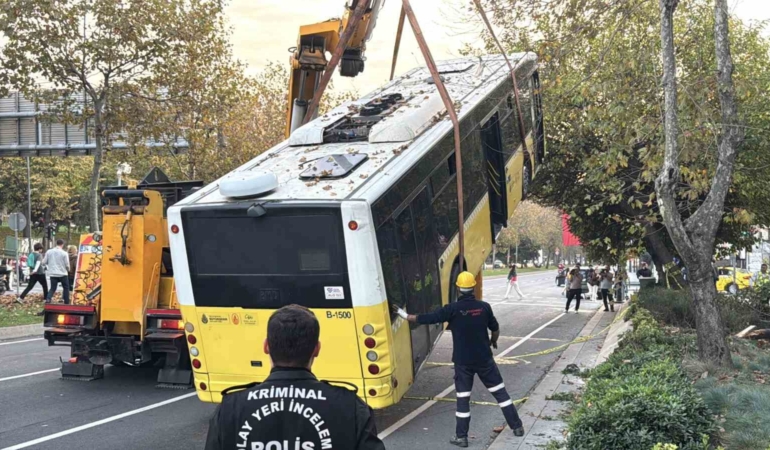 Beşiktaş’ta İETT şoförünün hayatını kaybettiği kazada otobüs olay yerinden kaldırıldı