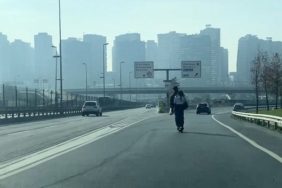 Otoyolda scooter ile tehlikeli yolculuk kamerada