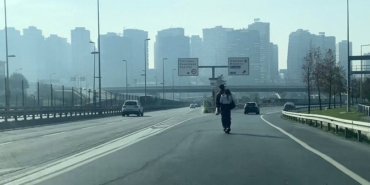 Otoyolda scooter ile tehlikeli yolculuk kamerada