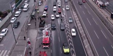 İstanbul’da alevlere teslim olan iş makinesi kül oldu: Trafikte oluşan yoğunluk dronla görüntülendi
