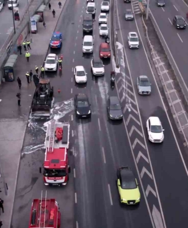 İstanbul’da alevlere teslim olan iş makinesi kül oldu: Trafikte oluşan yoğunluk dronla görüntülendi
