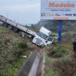 Beykoz’da sağanak yağış kaza getirdi: Tır devrildi, 1 yaralı