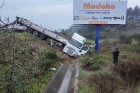 Beykoz’da sağanak yağış kaza getirdi: Tır devrildi, 1 yaralı