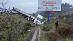 Beykoz’da sağanak yağış kaza getirdi: Tır devrildi, 1 yaralı