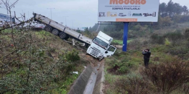 Beykoz’da sağanak yağış kaza getirdi: Tır devrildi, 1 yaralı
