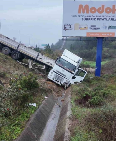 Beykoz’da sağanak yağış kaza getirdi: Tır devrildi, 1 yaralı