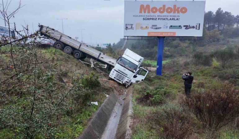 Beykoz’da sağanak yağış kaza getirdi: Tır devrildi, 1 yaralı