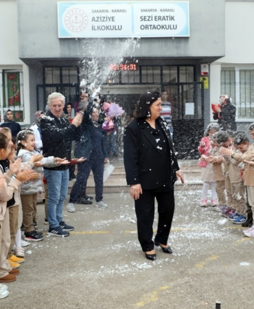 39 yıllık eğitimciye unutulmaz veda: Gözyaşlarıyla uğurlandı