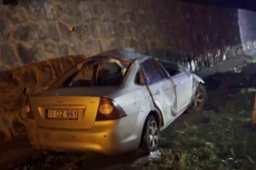 Kontrolden çıkan otomobil istinat duvarına çarptı: 2 yaralı