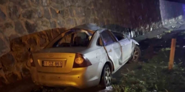 Kontrolden çıkan otomobil istinat duvarına çarptı: 2 yaralı