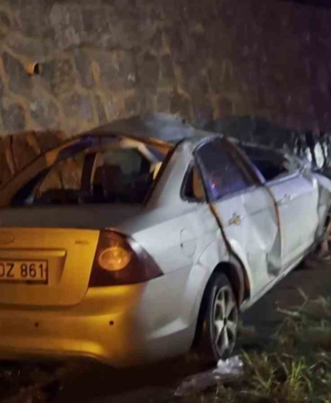 Kontrolden çıkan otomobil istinat duvarına çarptı: 2 yaralı