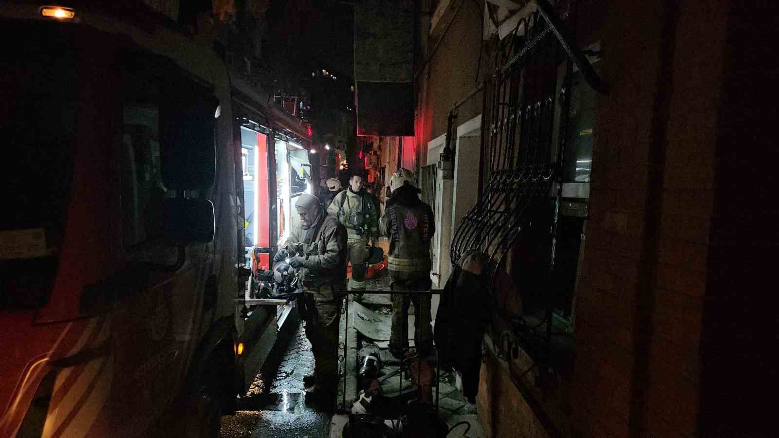 Beyoğlu’nda korkutan yangın: 4 kişi binada mahsur kaldı