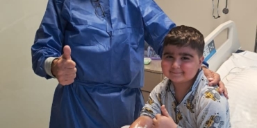Azerbaycanlı 8 yaşındaki çocuk, kemik iliği nakliyle Türkiye’de hayata tutundu