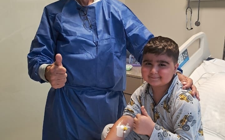 Azerbaycanlı 8 yaşındaki çocuk, kemik iliği nakliyle Türkiye’de hayata tutundu