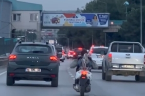 Yatarak motosiklet süren maganda kamerada