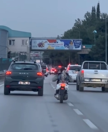 Yatarak motosiklet süren maganda kamerada