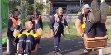 Yoğun çalışma temposuna salıncak molası verdiler