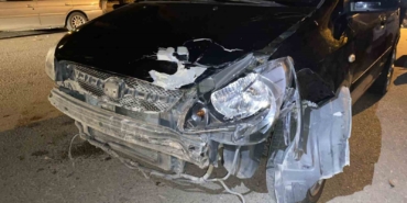 Motosiklet ile otomobil çarpıştı: 2 genç yaralandı