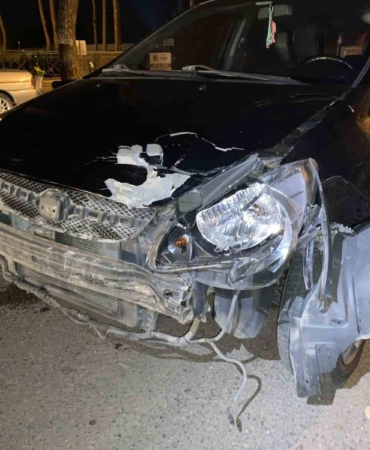 Motosiklet ile otomobil çarpıştı: 2 genç yaralandı