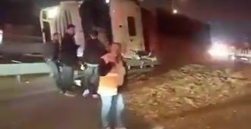 Virajı alamayan yonga yüklü tır devrildi