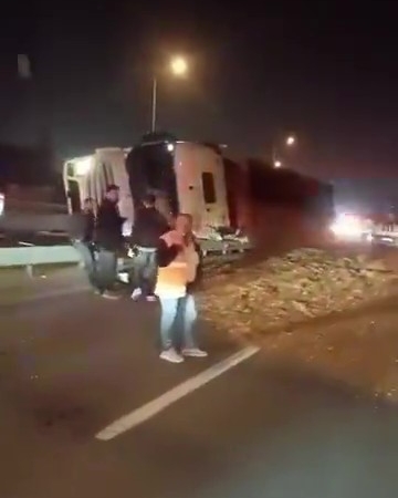 Virajı alamayan yonga yüklü tır devrildi