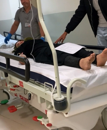 Telefonunu şarj takarken, akıma kapıldı