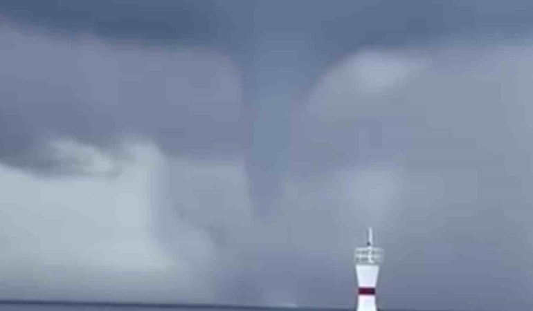 Bozcada açıklarında denizde hortum oluştu