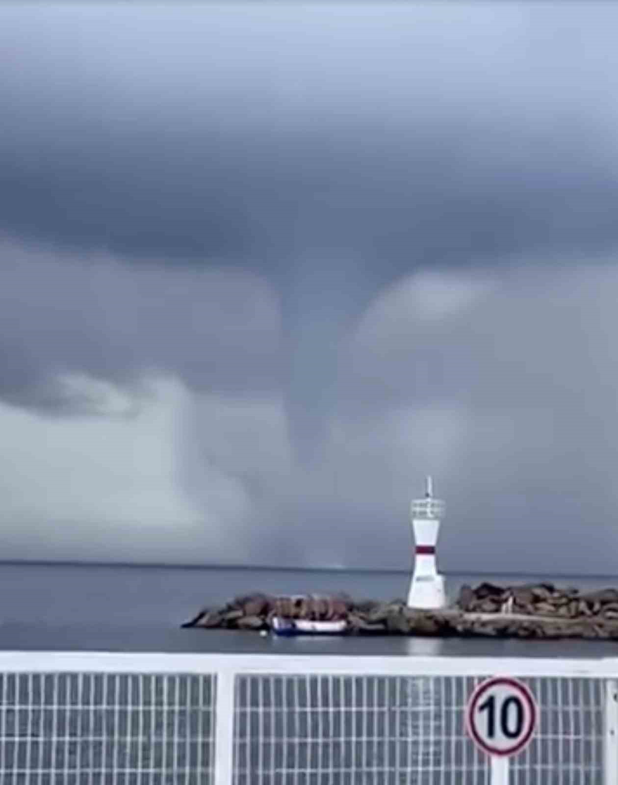 Bozcada açıklarında denizde hortum oluştu