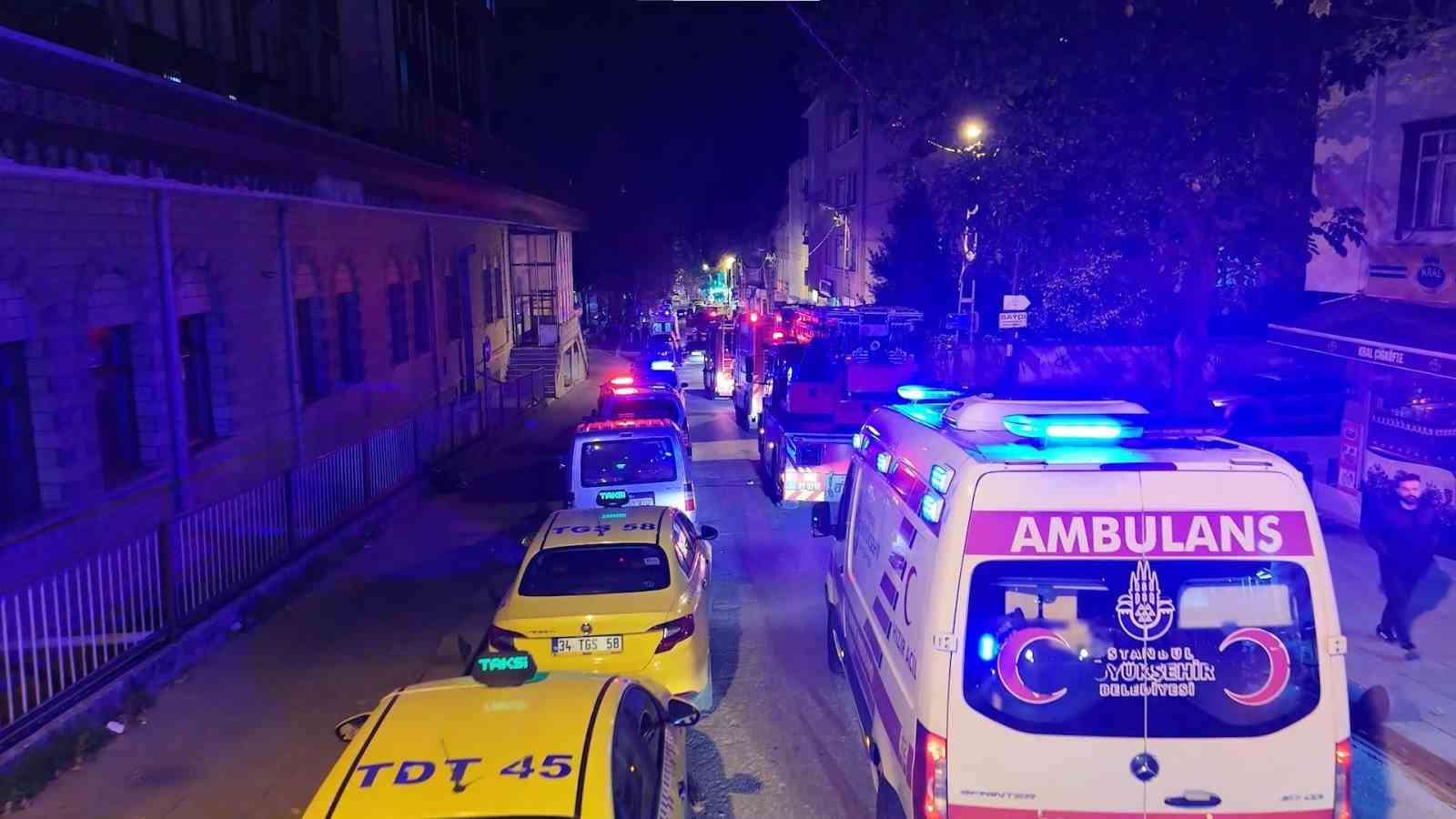 Sultanbeyli’de ahşap ev küle döndü