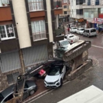 Esenyurt’ta tır dorsesindeki iş makinesi devrildi: 2 otomobil hasar gördü