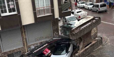 Esenyurt’ta tır dorsesindeki iş makinesi devrildi: 2 otomobil hasar gördü