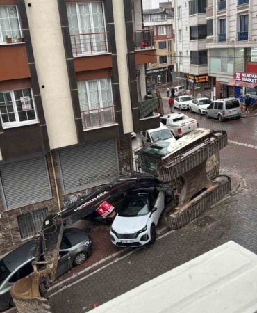 Esenyurt’ta tır dorsesindeki iş makinesi devrildi: 2 otomobil hasar gördü