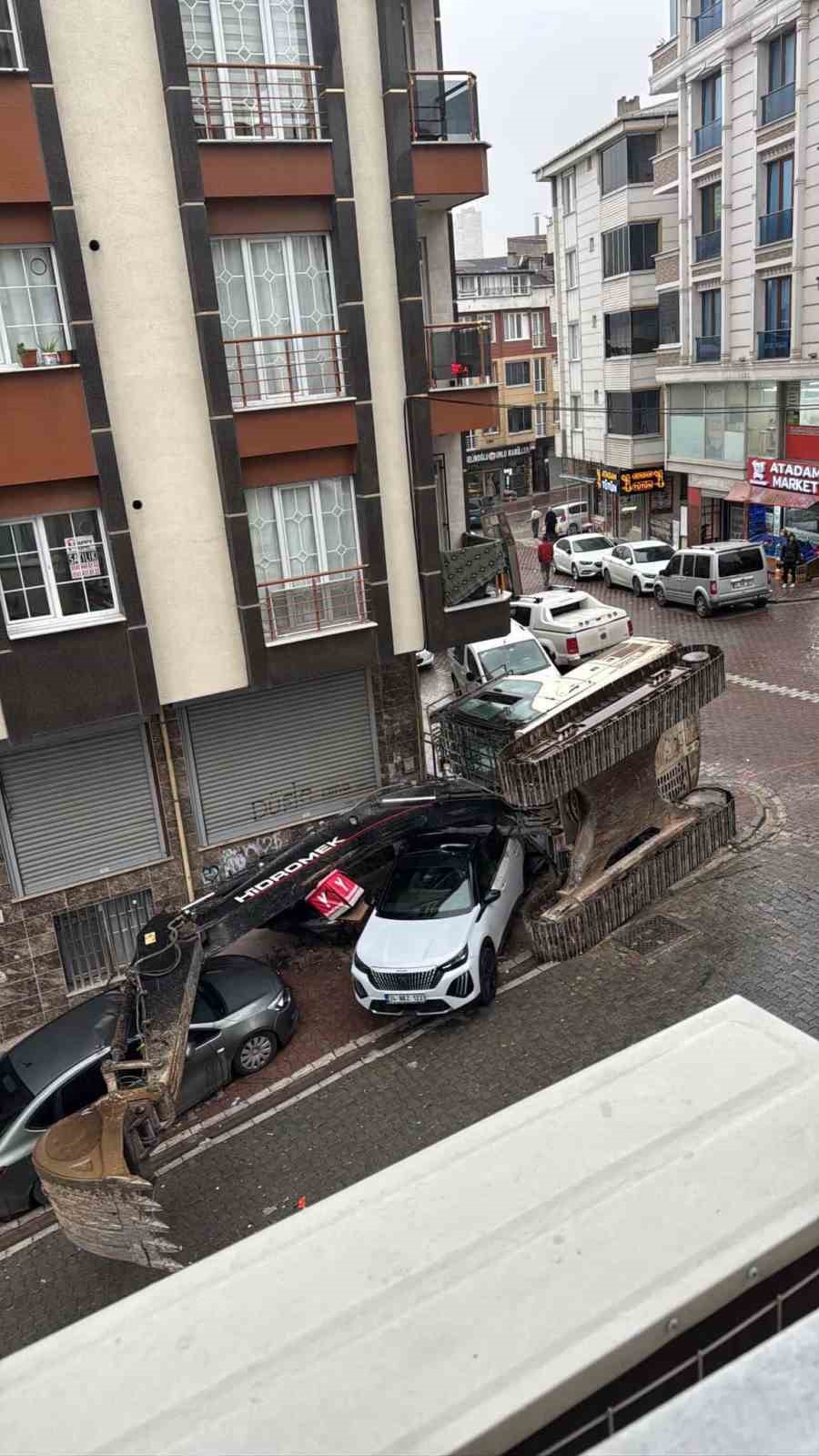 Esenyurt’ta tır dorsesindeki iş makinesi devrildi: 2 otomobil hasar gördü